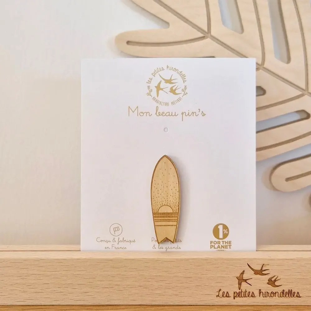 Pin's en bois - Surf - LES PETITES HIRONDELLES