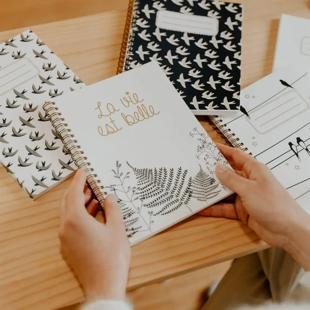 Papeterie bureau - Carnet en papier A5 - Spirales et lignes - La vie est belle - LES PETITES HIRONDELLES