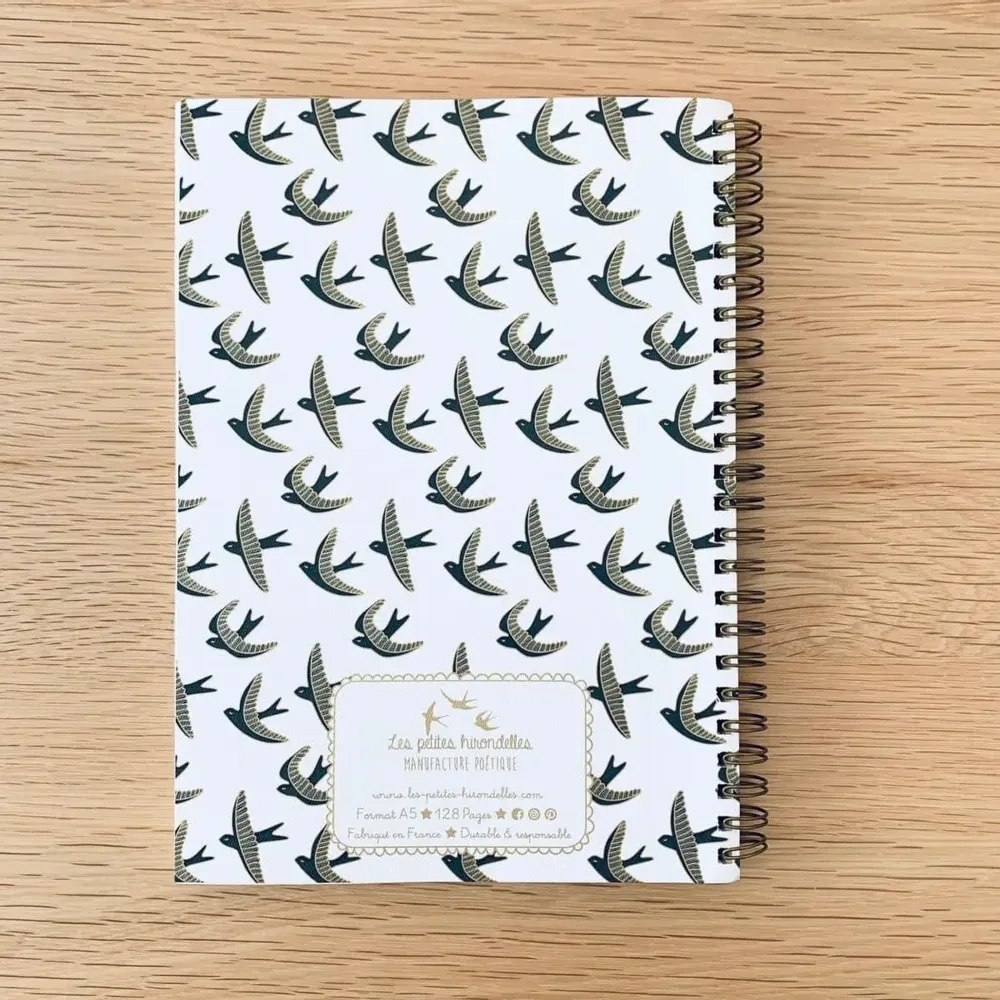 Papeterie bureau - Carnet en papier A5 - Spirales et lignes - Les hirondelles en vol - Ciel blanc - LES PETITES HIRONDELLES