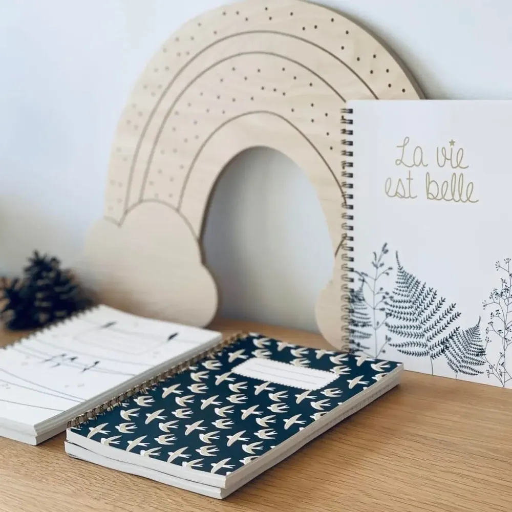 Papeterie bureau - Carnet en papier A5 - Spirales et lignes - Les hirondelles en vol - Ciel blanc - LES PETITES HIRONDELLES
