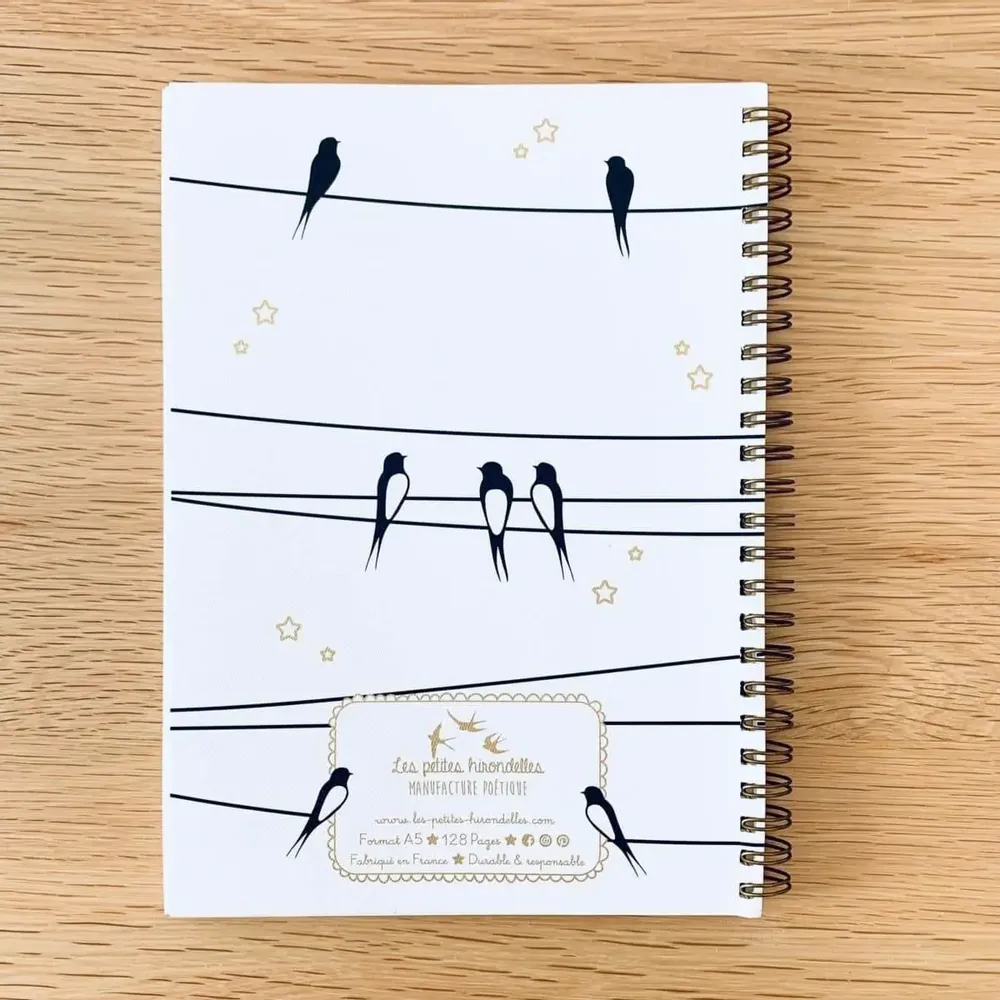 Papeterie bureau - Carnet en papier A5 - Spirales et lignes - Les hirondelles sur le fil - Ciel blanc - LES PETITES HIRONDELLES