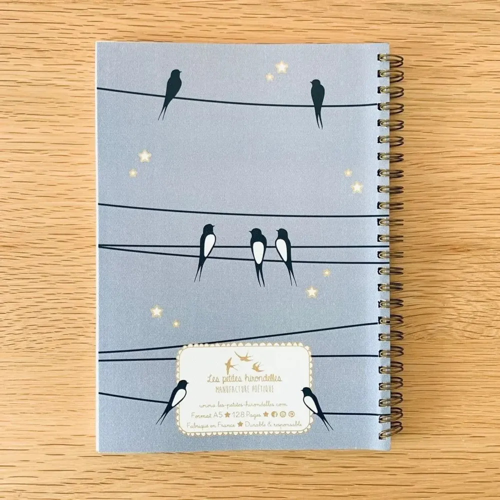 Papeterie bureau - Carnet en papier A5 - Spirales et lignes - Les hirondelles sur le fil - Ciel bleu - LES PETITES HIRONDELLES