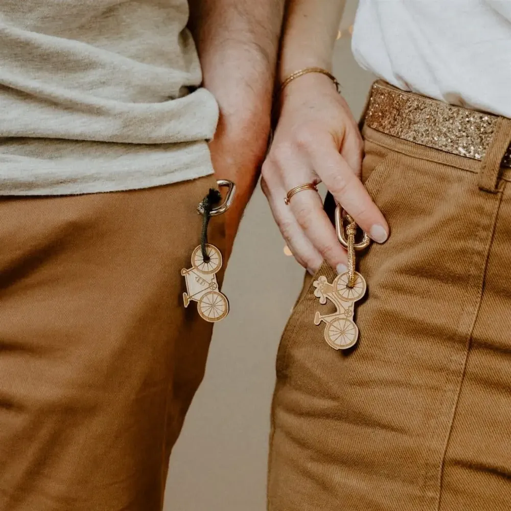 Cadeaux - porte-cles-en-bois-velo-sportif - LES PETITES HIRONDELLES