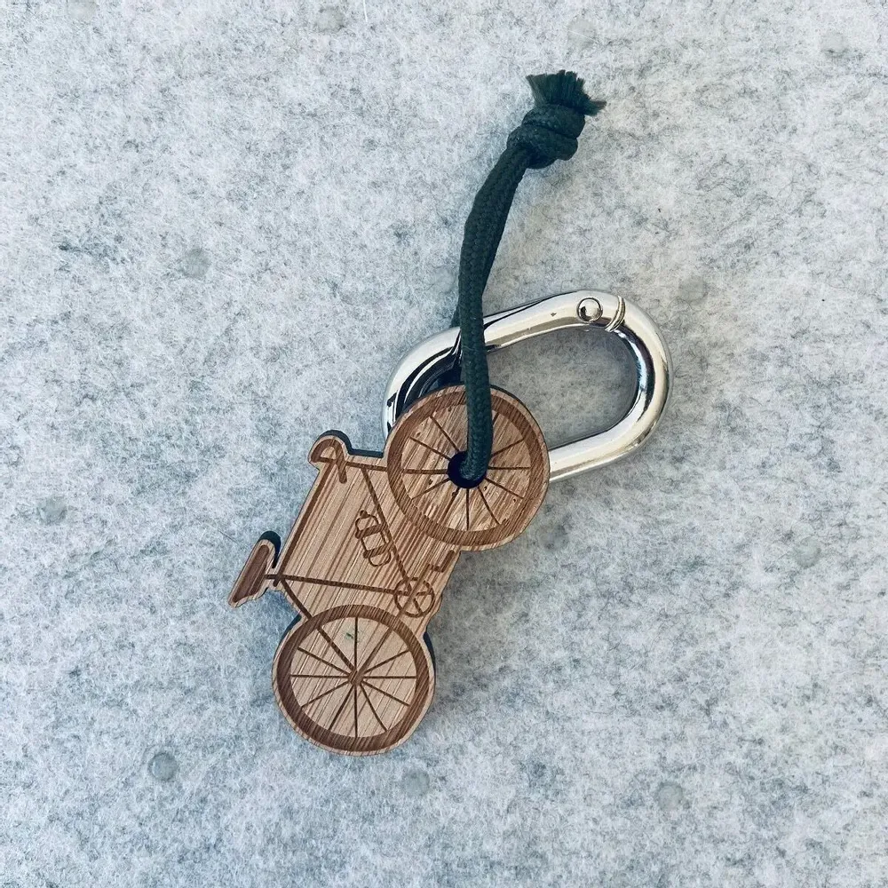 Cadeaux - porte-cles-en-bois-velo-sportif - LES PETITES HIRONDELLES