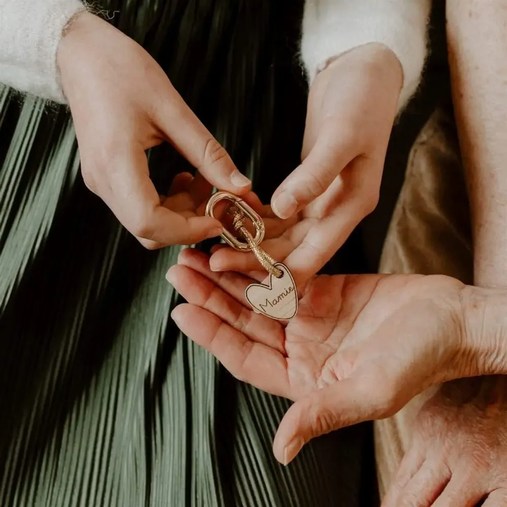 Cadeaux - Porte-clés en bois - Cœur Mamie - LES PETITES HIRONDELLES
