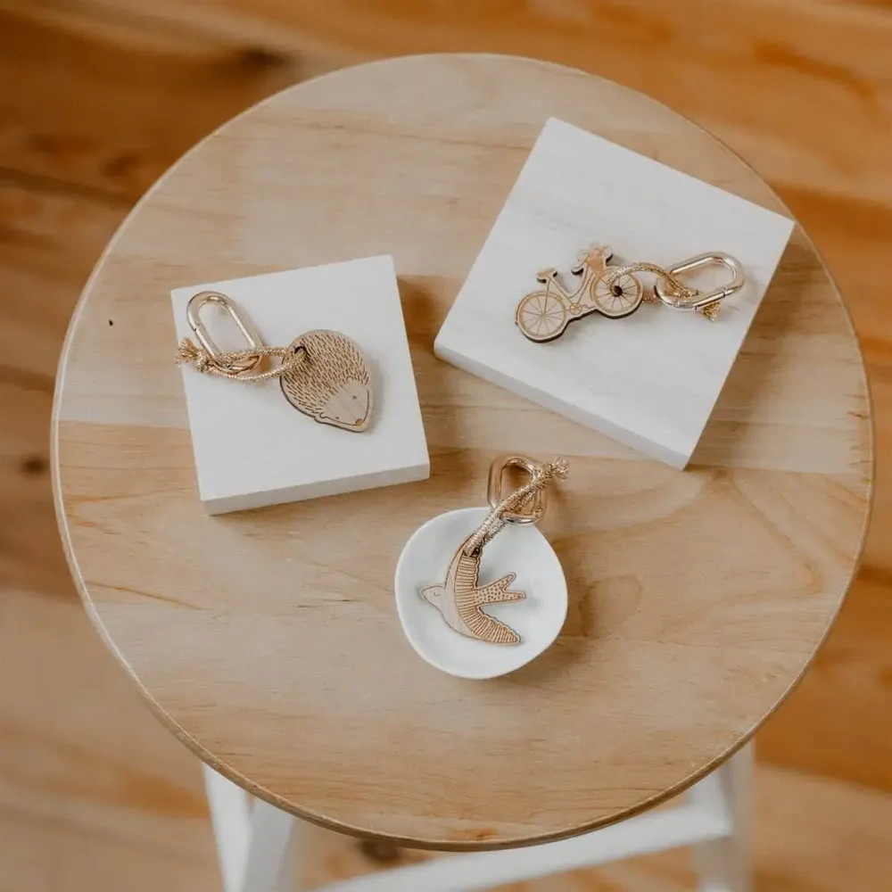 Cadeaux - porte-cles-en-bois-herisson - LES PETITES HIRONDELLES