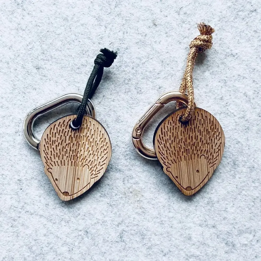 Cadeaux - porte-cles-en-bois-herisson - LES PETITES HIRONDELLES