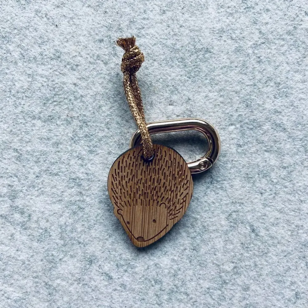 Cadeaux - porte-cles-en-bois-herisson - LES PETITES HIRONDELLES