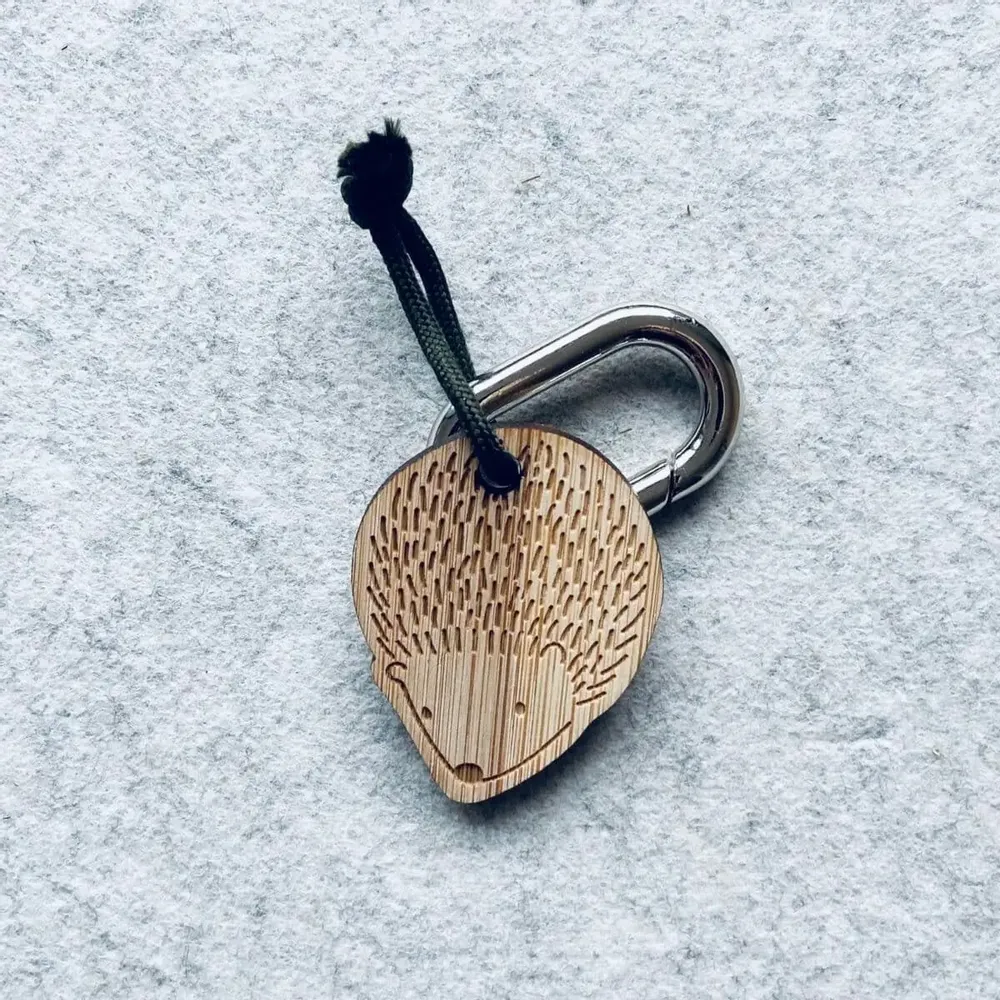 Cadeaux - porte-cles-en-bois-herisson - LES PETITES HIRONDELLES