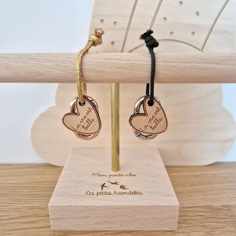 Cadeaux - porte-cles-en-bois-la-vie-est-belle - LES PETITES HIRONDELLES