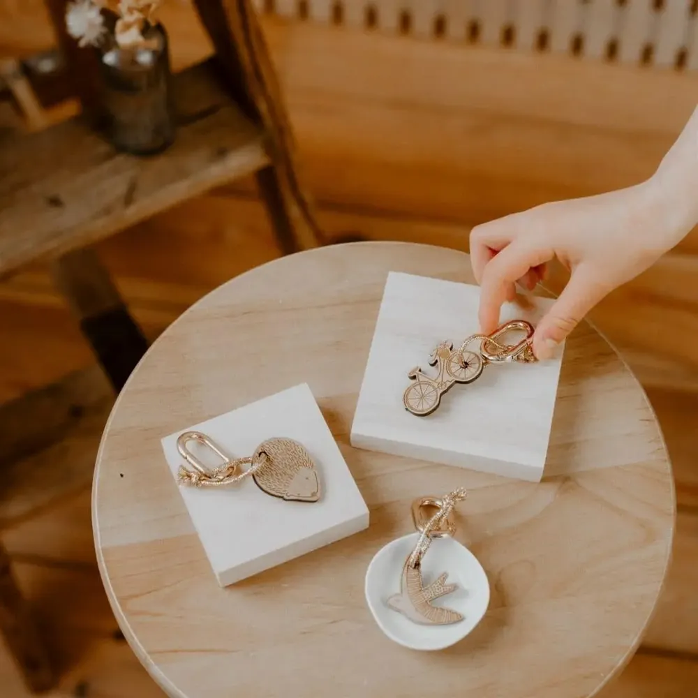 Cadeaux - porte-cles-en-bois-hirondelle - LES PETITES HIRONDELLES