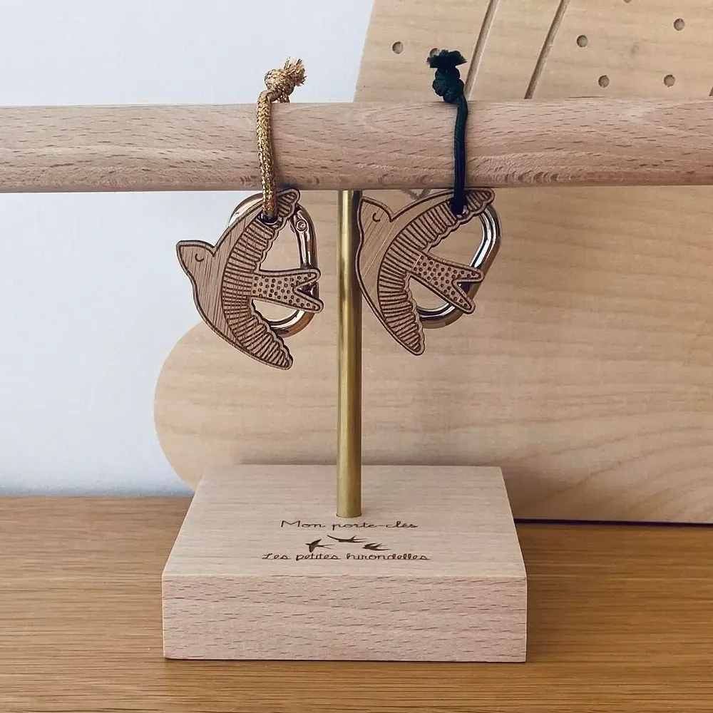 Cadeaux - porte-cles-en-bois-hirondelle - LES PETITES HIRONDELLES