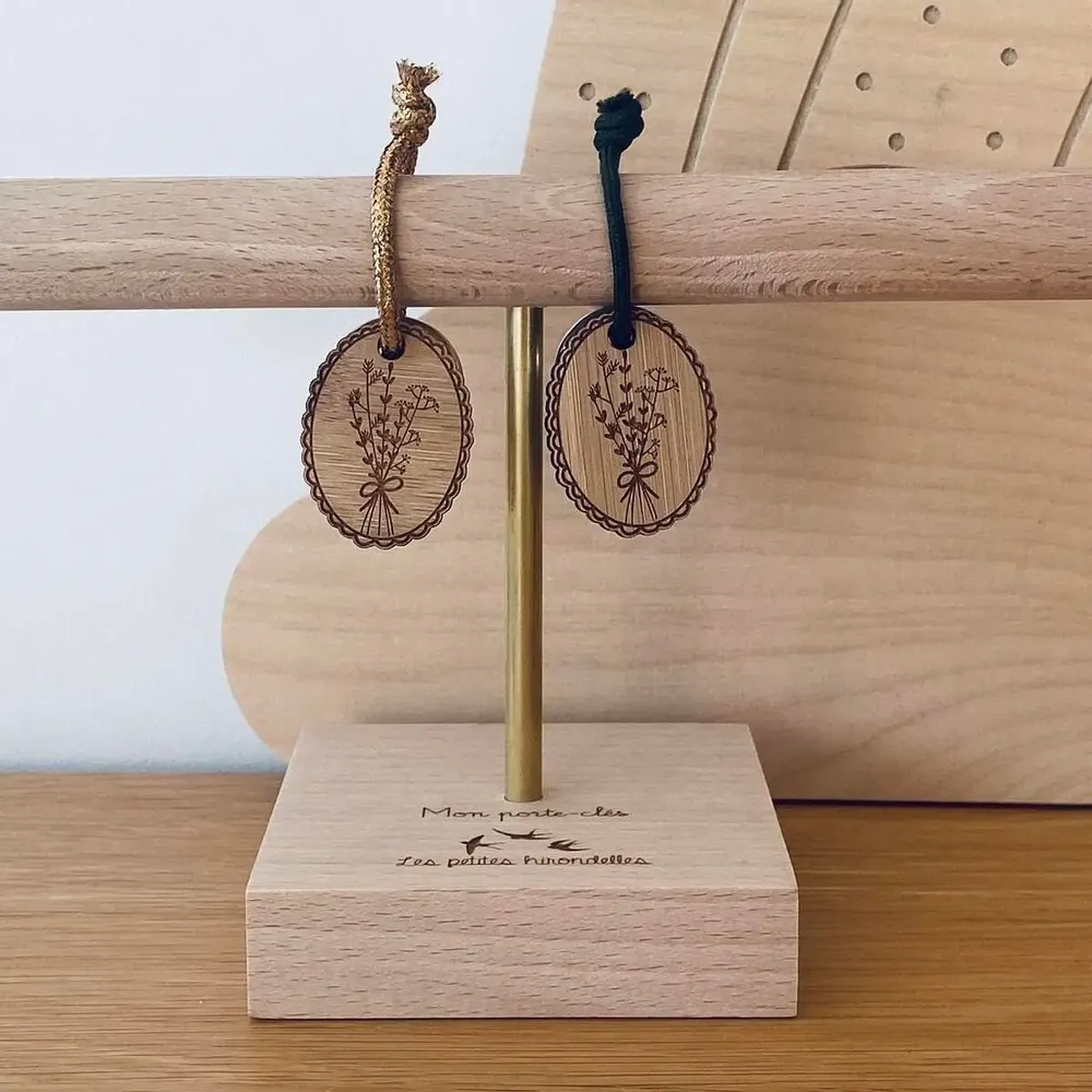 Cadeaux - porte-cles-en-bois-medaillon - LES PETITES HIRONDELLES
