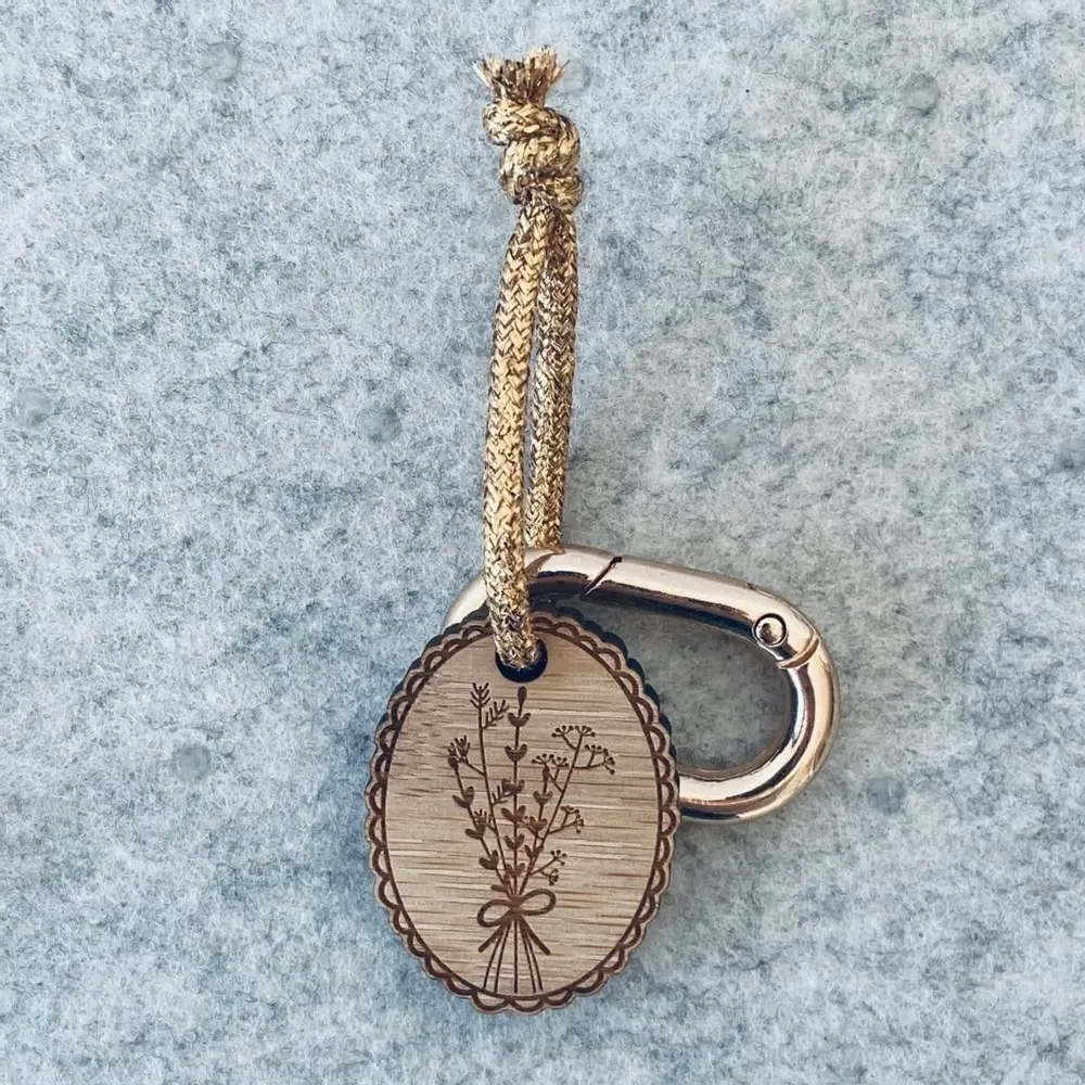 Cadeaux - porte-cles-en-bois-medaillon - LES PETITES HIRONDELLES