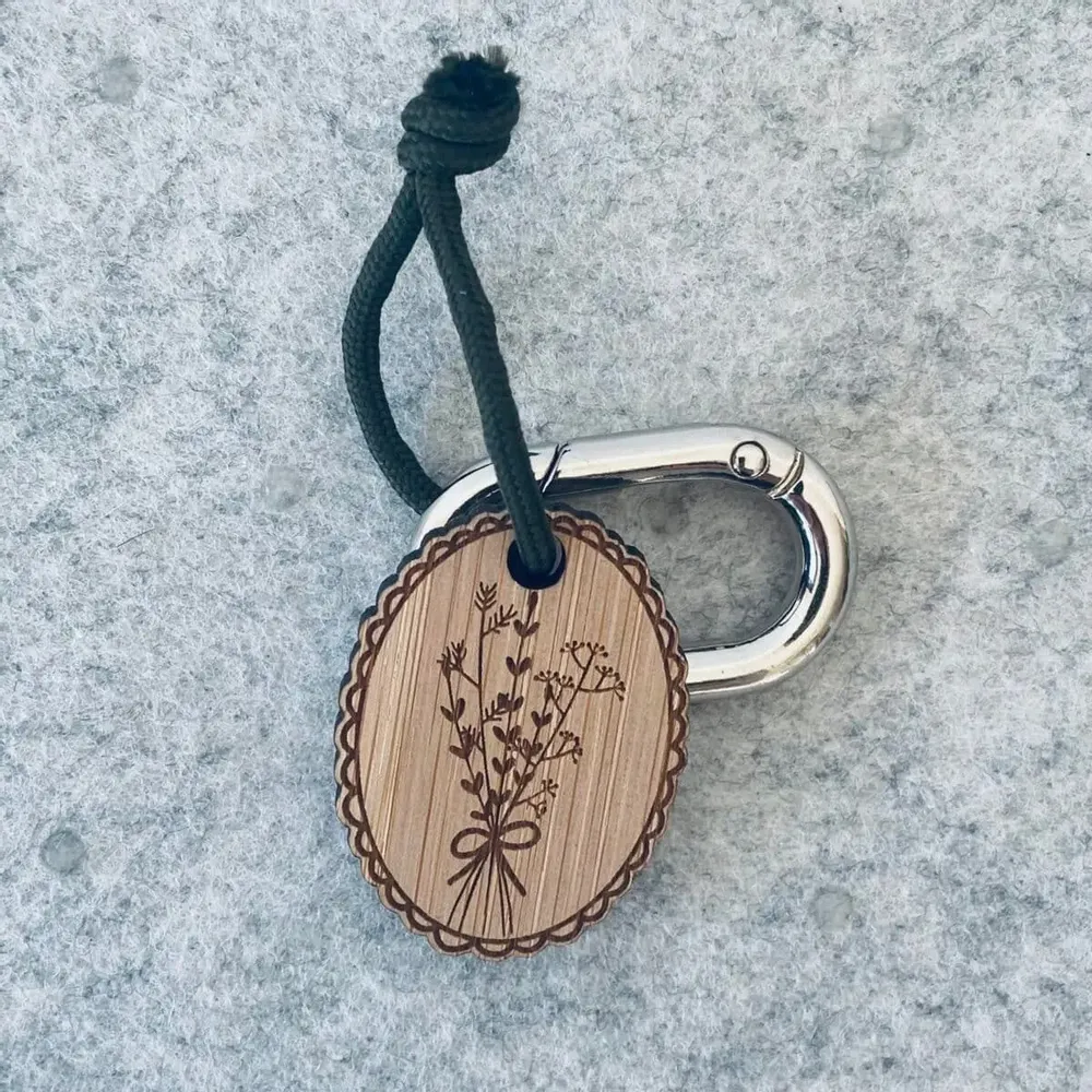 Cadeaux - porte-cles-en-bois-medaillon - LES PETITES HIRONDELLES