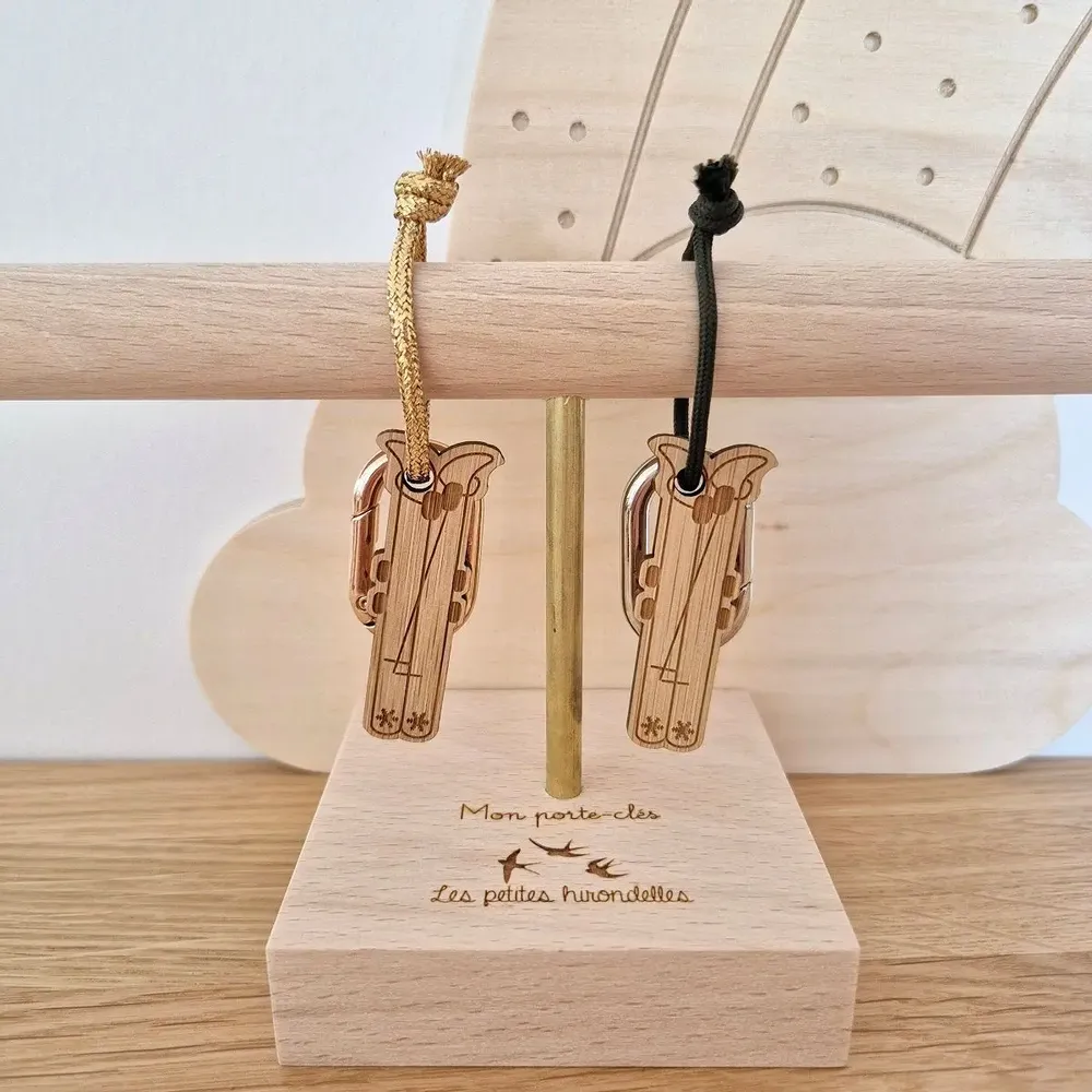 Cadeaux - porte-cles-en-bois-skis - LES PETITES HIRONDELLES