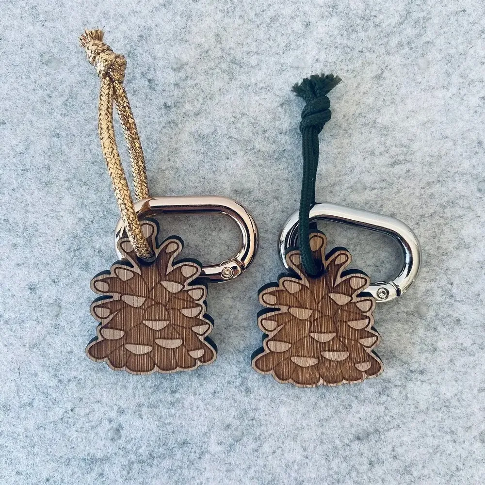 Cadeaux - porte-cles-en-bois-pomme-de-pin - LES PETITES HIRONDELLES