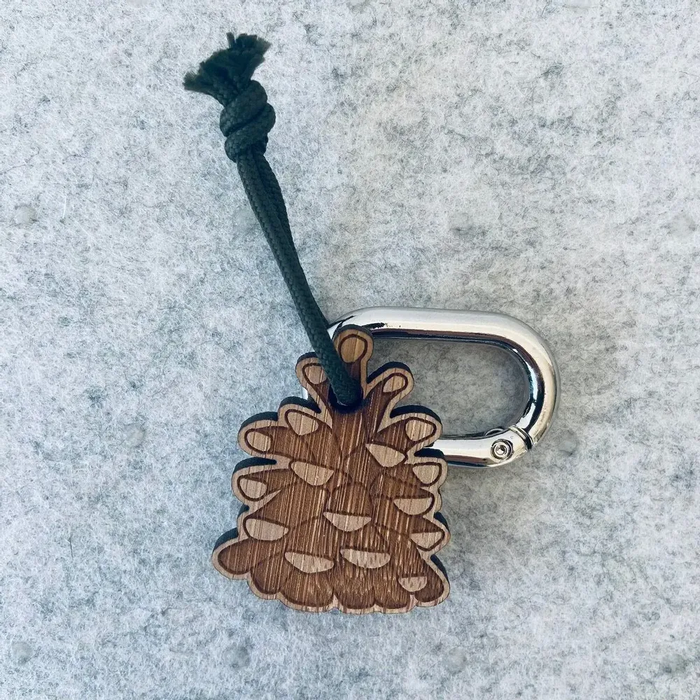 Cadeaux - porte-cles-en-bois-pomme-de-pin - LES PETITES HIRONDELLES