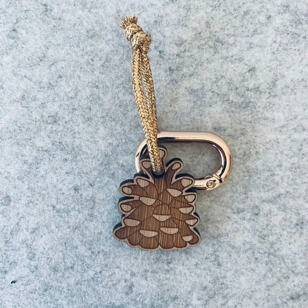 Cadeaux - porte-cles-en-bois-pomme-de-pin - LES PETITES HIRONDELLES