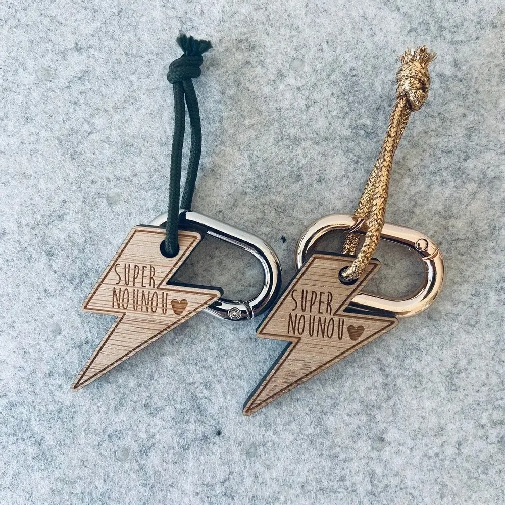 Cadeaux - porte-cles-en-bois-super-nounou - LES PETITES HIRONDELLES