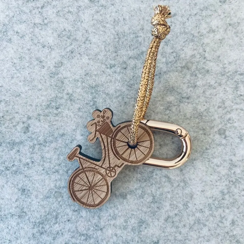 Cadeaux - porte-cles-en-bois-velo-bucolique - LES PETITES HIRONDELLES