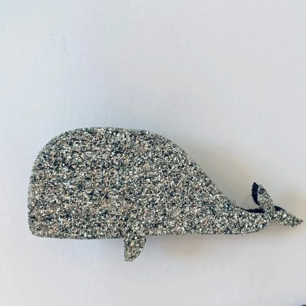 Broches - broche-feutrine-pailletee-baleine - LES PETITES HIRONDELLES