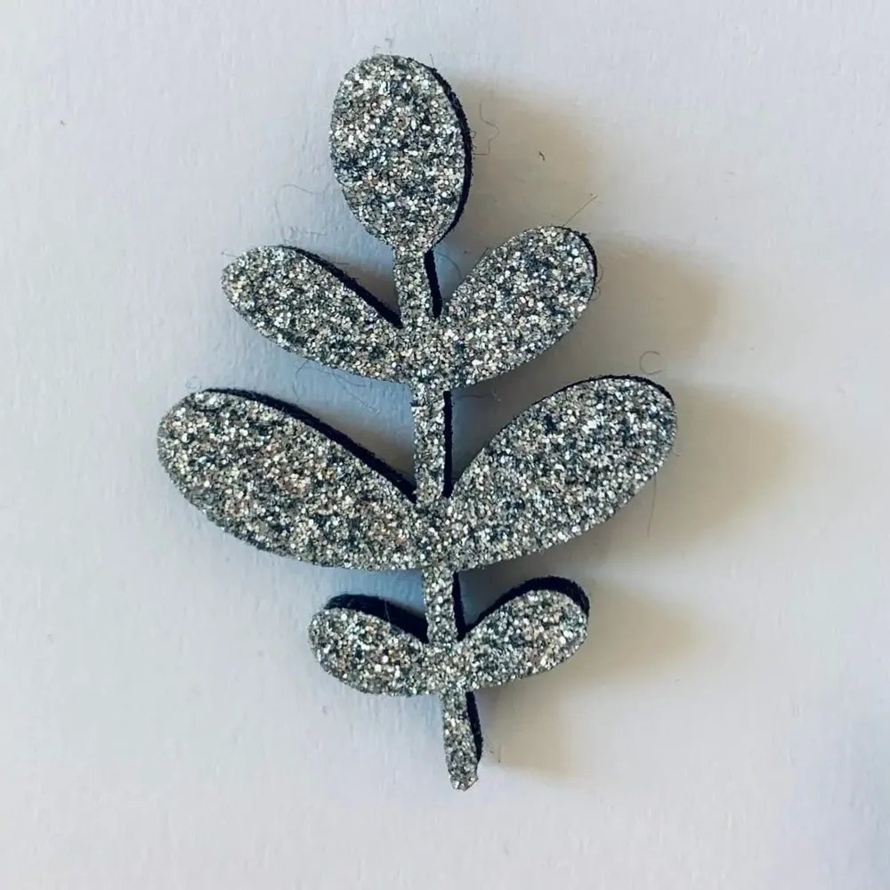 Broches - pin-s-feutrine-pailletee-branche-de-feuilles - LES PETITES HIRONDELLES