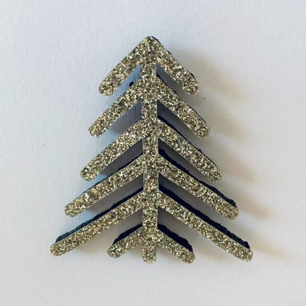 Broches - pin-s-feutrine-pailletee-sapin - LES PETITES HIRONDELLES