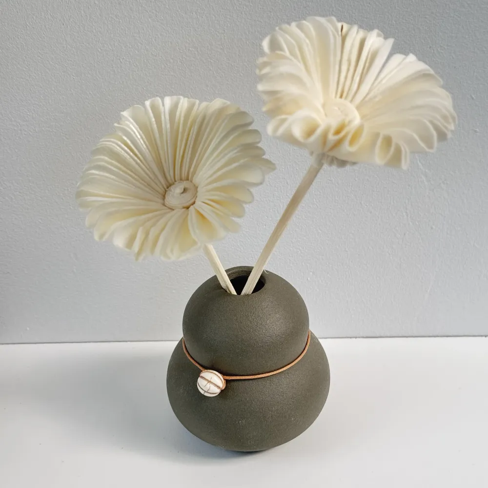 Cadeaux - Diffuseur de parfum décoratif en céramique avec fleur Gerbera en Sola - ANOQ