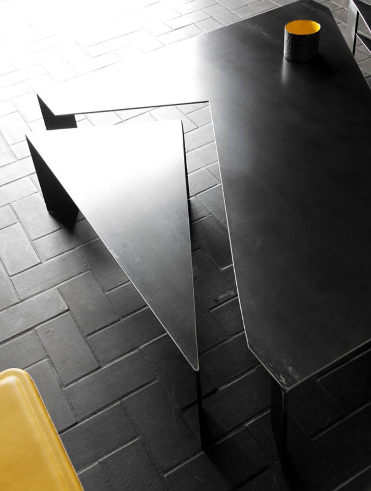 Objets design - Table basse STONE. - BLUNT