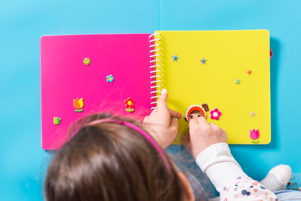 Children's arts and crafts - Sticker book - MAJOLO