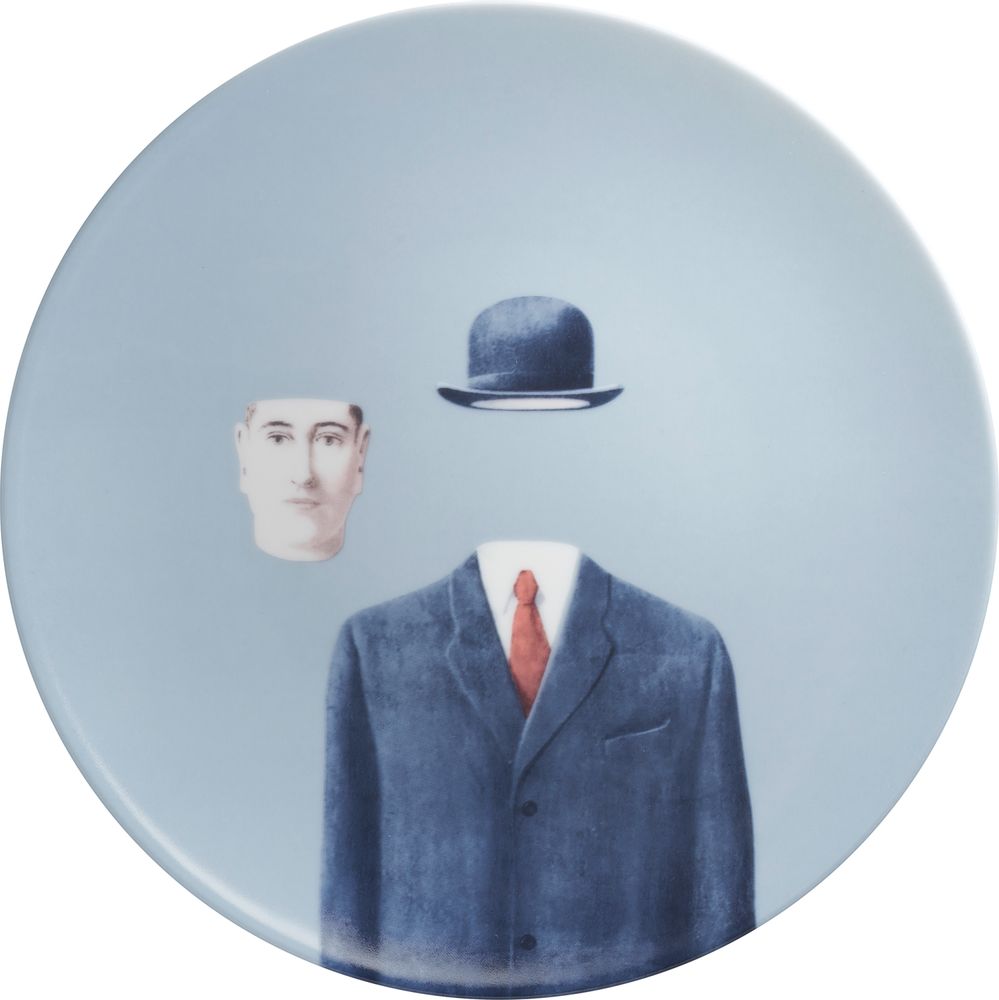 Assiettes de réception - Assiette René MAGRITTE "Le Pèlerin" - LIGNE BLANCHE PARIS