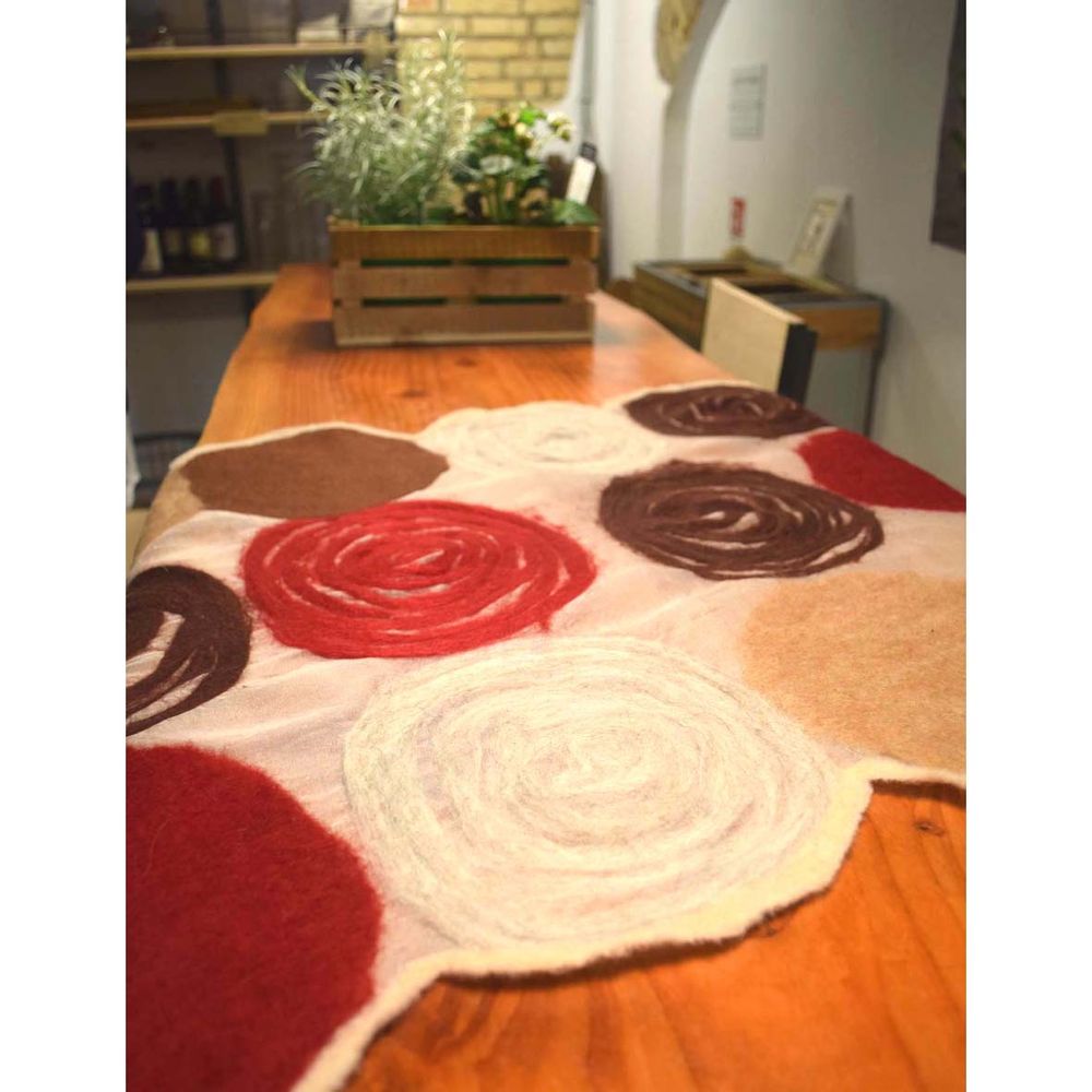 Linge de table textile - Chemin de table « Dots », nappe feutrée à la main en laine mérinos sur tissu de soie. - ELENA KIHLMAN
