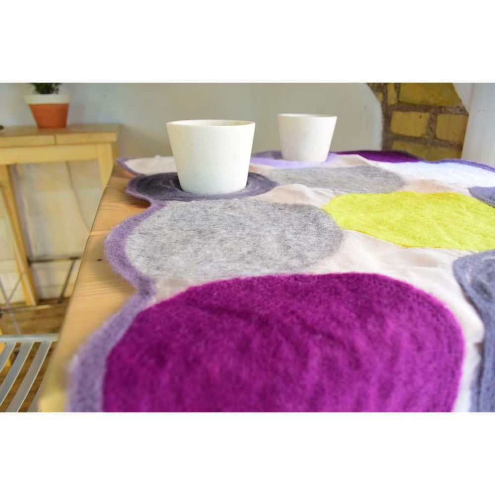 Linge de table textile - Chemin de table « Dots », nappe feutrée à la main en laine mérinos sur tissu de soie. - ELENA KIHLMAN