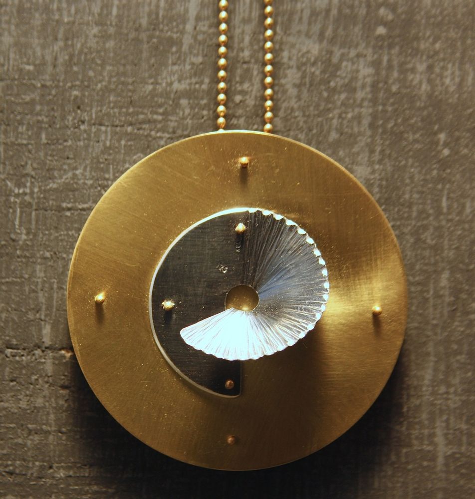 Bijoux - Pièces et séries uniques, faites à la main, argent, or, laiton. Tecniques : martelé, kum-boo, jet décroché, émail 850° C - ALFREDO ESCALADA