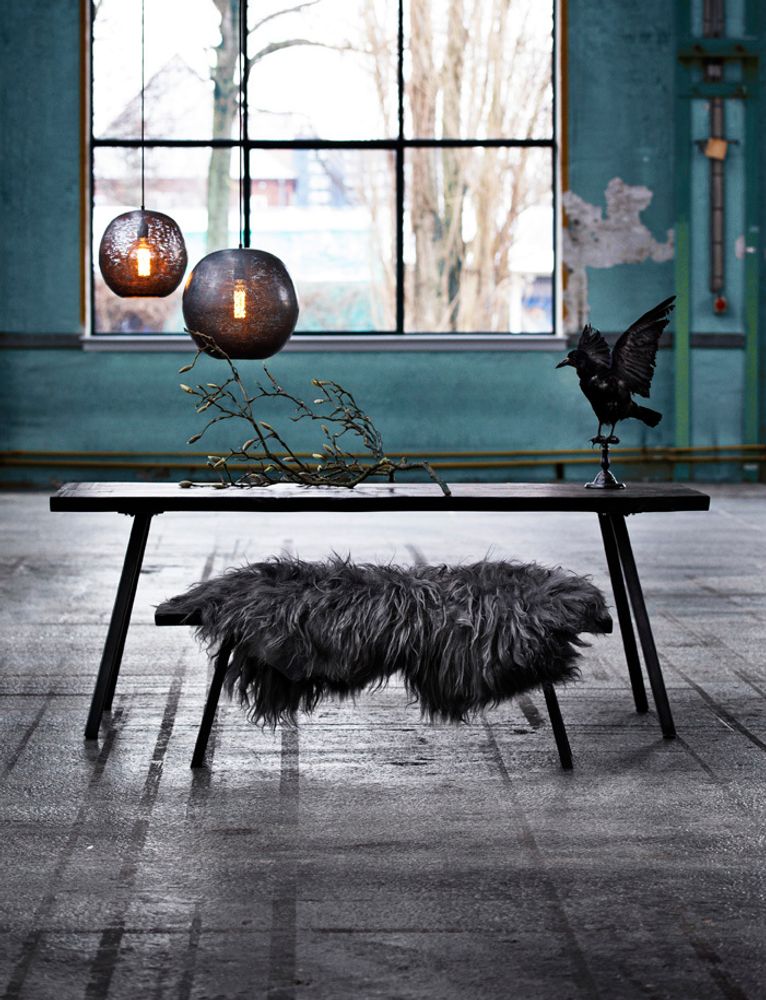 Objets de décoration - Table en chêne noir, banc en chêne noir, peau de mouton à poil long - SIROCCOLIVING APS