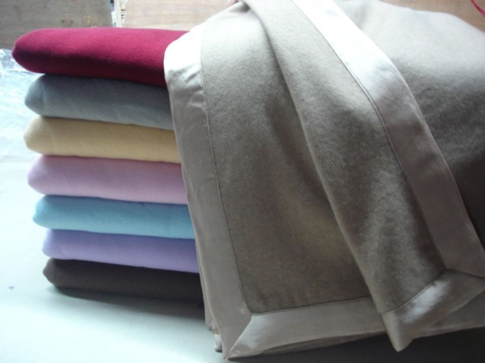 Throw blankets - Throws 100% Cashmere. All our garments have been designed in Barcelona, Spain. - DI LUCCA 100% CASHMERE
