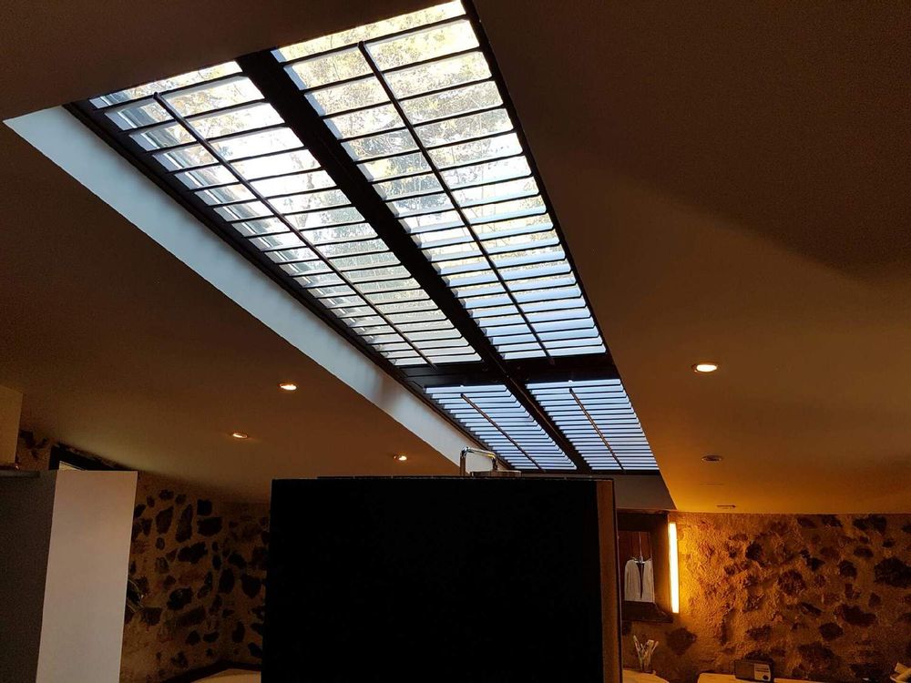 Objets design - JASNO SHUTTERS - volet intérieur à persiennes orientables en verrière et puit de lumière - JASNO