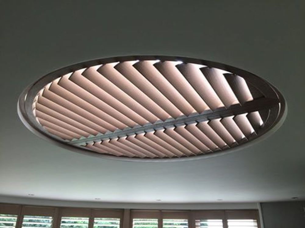 Objets design - JASNO SHUTTERS - volet intérieur à persiennes orientables en verrière et puit de lumière - JASNO