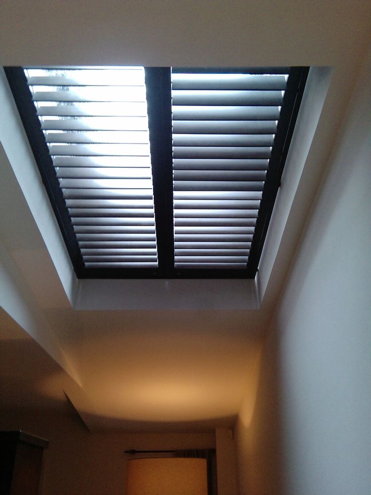 Objets design - JASNO SHUTTERS - volet intérieur à persiennes orientables en verrière et puit de lumière - JASNO