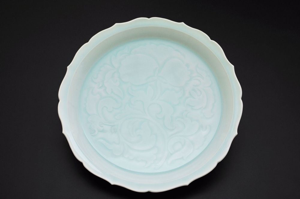 Pottery - Qingbai ware plate a motif peony carved on white body - KUNI PAINTING/CERAMICS KAIZAN
