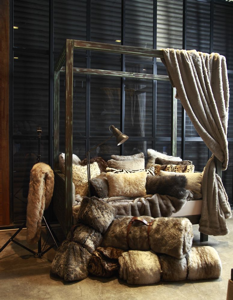 Coussins - Housse de coussins en fausse fourrure - KANCHI BY SHOBHNA & KUNAL MEHTA