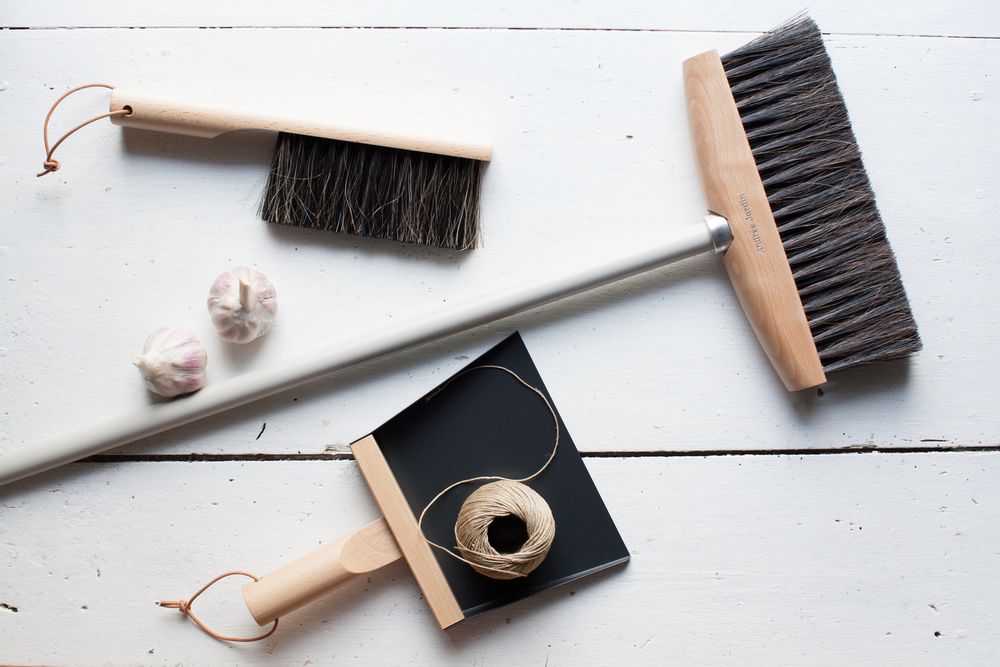 Brushes - Giftbox Hand Brush & Dustpan & 2 Wall hooks - ANDREE JARDIN