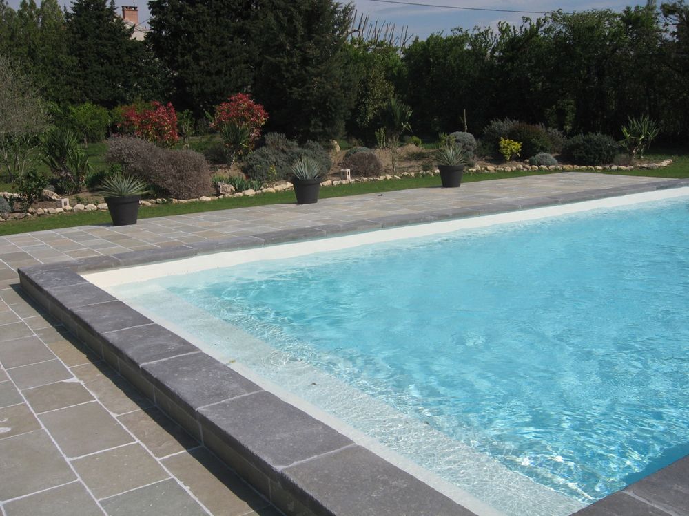 Piscines extérieures - Margelle de piscine massive aspect pierre - ROUVIERE COLLECTION