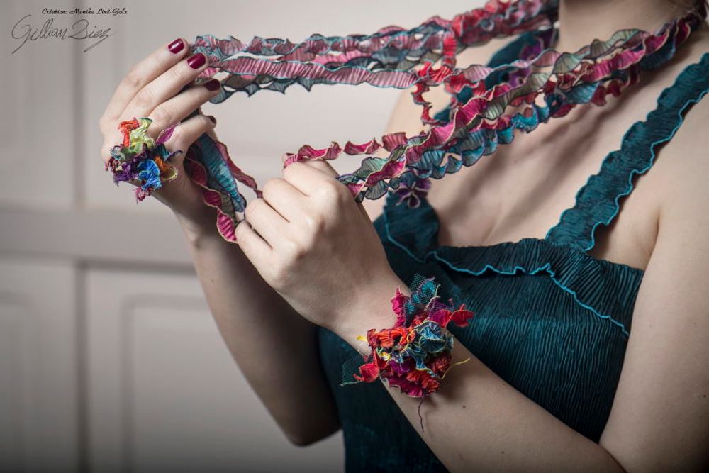 Bijoux - Collier textile plissé, comme un Tourbillon - MONIKA LINE-GOLZ