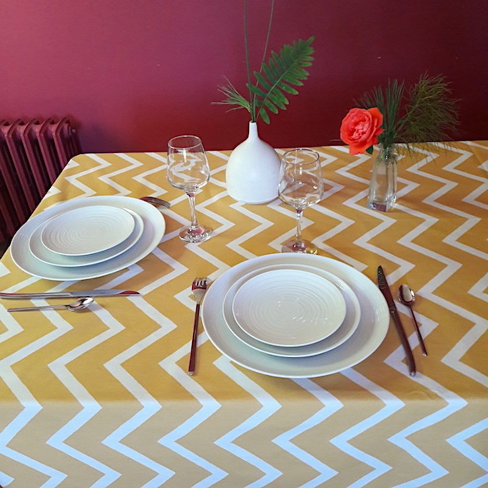 Linge de table textile - Nappe anti-tache en coton enduit Chevron Curry - FLEUR DE SOLEIL