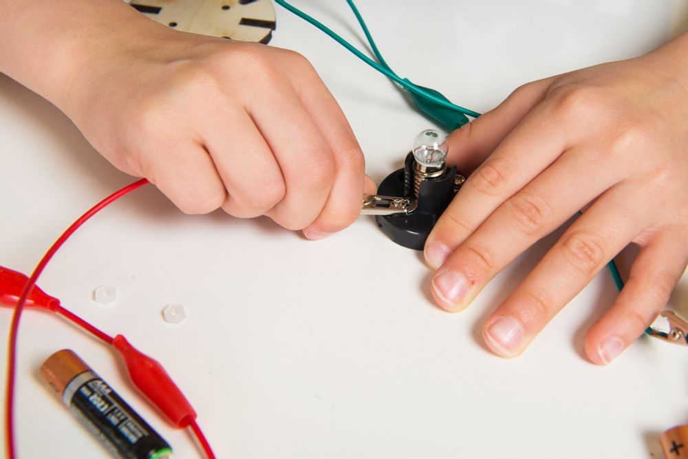 Loisirs créatifs pour enfant - Construis une lampe torche - KOAKOA