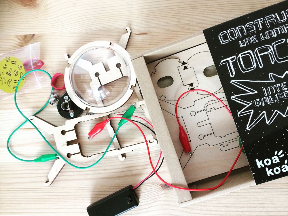 Loisirs créatifs pour enfant - Construis une lampe torche - KOAKOA