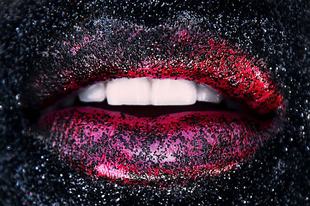 Art photos - Taste my lips - YELLOWKORNER