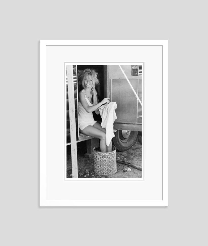 Art photos - Bardot Cleans Up - GALERIE PRINTS